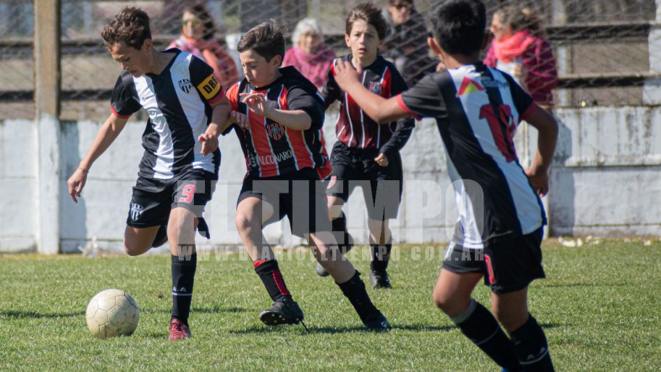 Chacarita y Alumni igualaron en Décima. Este resultado se repitió en otras dos categorías, en la restante, Octava, se impuso el albinegro. Foto Nicolás Murcia.