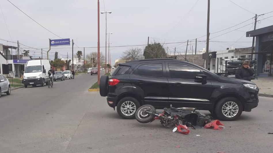 El choque entre una moto y un auto sucedió este jueves por la mañana. La conductora del rodado menor fue hospitalizada. FOTO: CPA/PBA