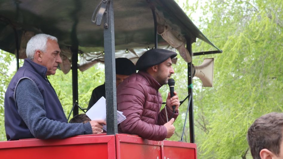 Los martilleros Ricardo y Santiago Massaro, en el remate de SVB realizado en Las Flores.