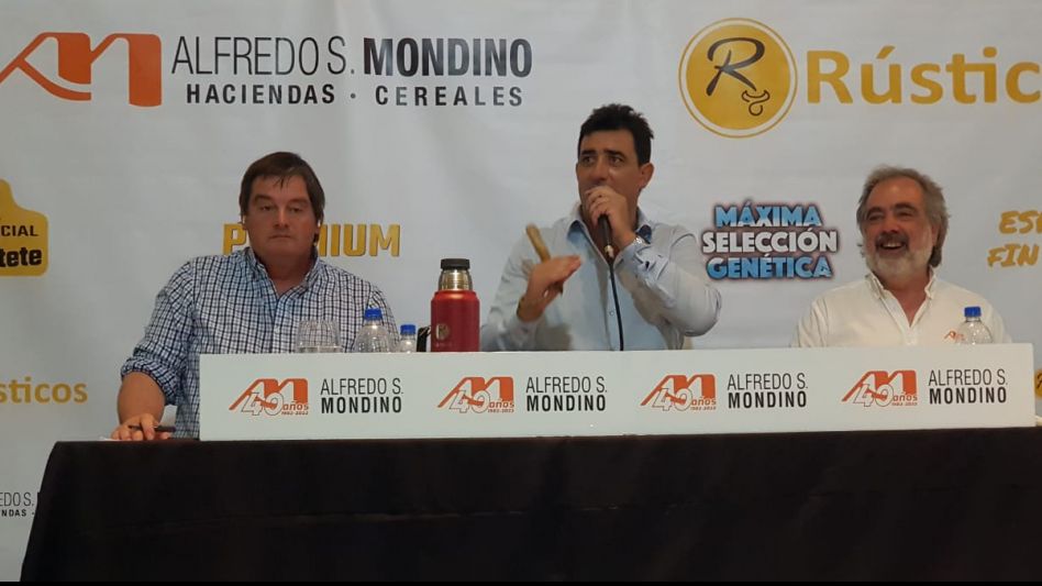 Juan García, Roberto Mondino y Sergio Amuchategui en la venta de 