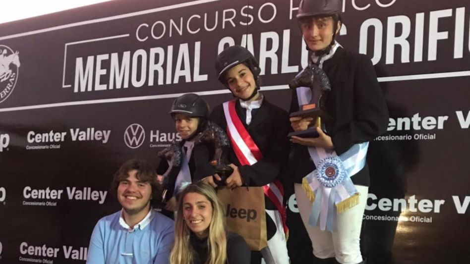 Las azuleñas en el podio en el Memorial ?Carlos Orifici?. Arriba, con sus premios, Lara Fossati, Martina Barbieri y Tiara Juárez. Abajo Bernardo Refort y la instructora Camila Tomás.
