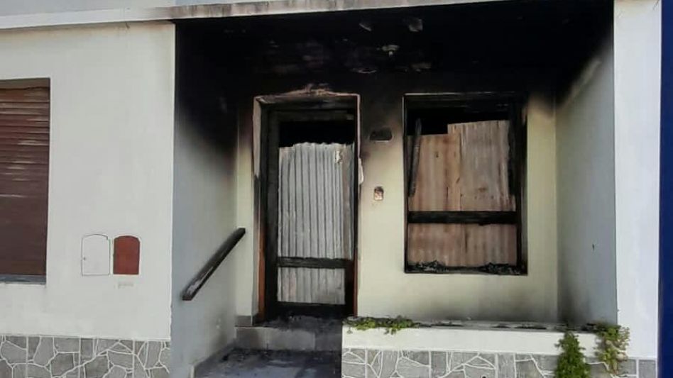 A causa de este incendio, además de pérdidas materiales de importancia, murieron cuatro gatos y una perra que convivían con la dueña de la casa, que resultó ilesa. FOTOS: SILVANA DOURS