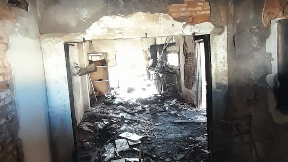 El fuego afectó, casi en su totalidad, el living comedor de una casa ubicada en Arenales entre Perón y Olavarría. 