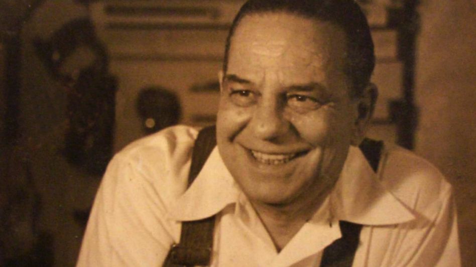Bartolomé José Ronco retratado en su casa por el prestigioso fotógrafo Anatole Saderman.