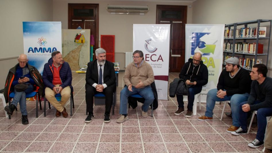 Berardo, Ferrarello, Yannibelli y algunos de los representantes instituciones que participaron del encuentro. FOTO PRENSA AECA