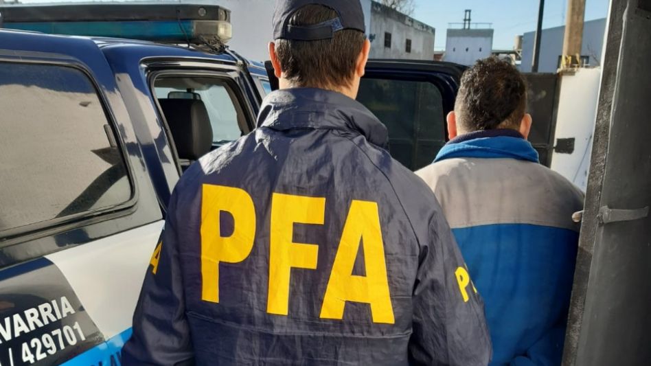 Luego de que ayer fueron indagados, uno de ellos permanece en la Delegación Azul de la Policía Federal Argentina y el otro, en la que tiene sede en Olavarría.