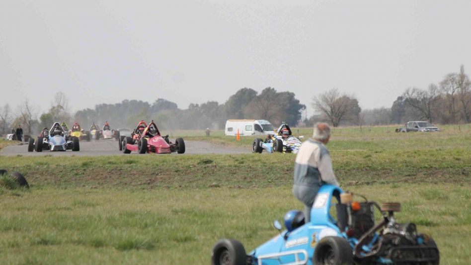 Buena convocatoria  celebró el episodio zonal en el legendario circuito local que tuvo acción el pasado domingo con las categorías del Centro: Promocional del Centro y Fórmula Azul. Foto gentileza JLD