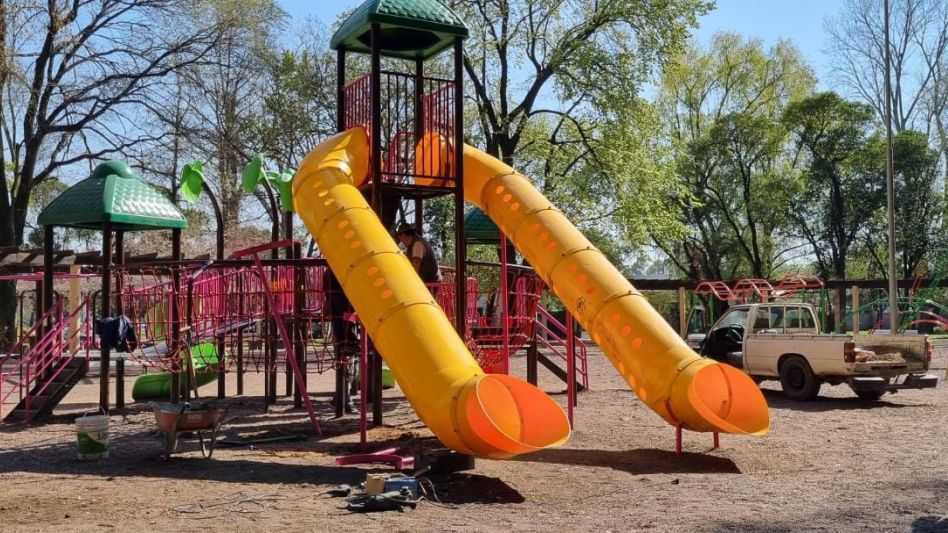 El municipio repuso los juegos vandalizados en el Parque Municipal