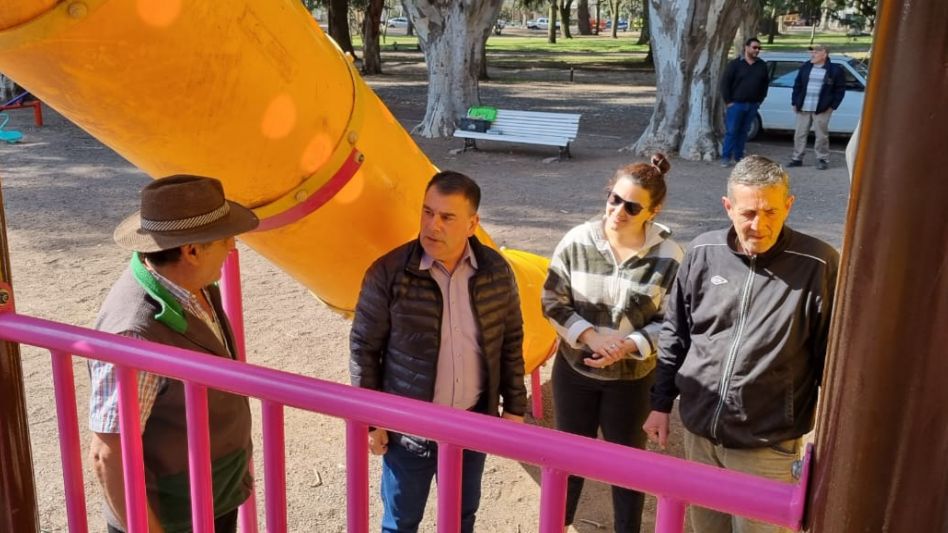 El municipio repuso los juegos vandalizados en el Parque Municipal