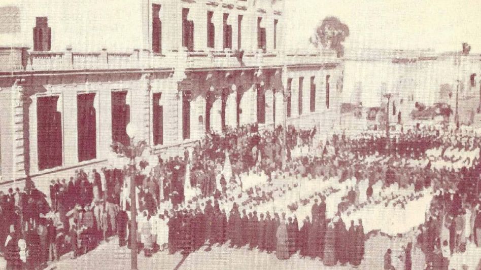 Portada de la reseña histórica por el 50° de la Escuela Normal de Azul y una imagen conmemorativa frente al establecimiento educativo.