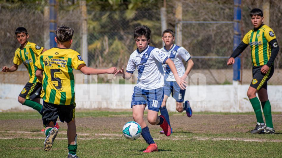 Cemento recibió en su cancha a Piazza. La banda azul luego de estos enfrentamientos, donde ganó uno cotejo, empató dos y perdió uno, se mantiene como líder en tres categorías. Foto: Nicolás Murcia.