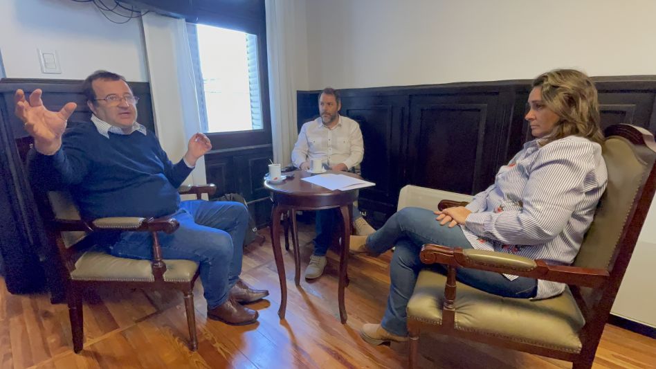 La senadora provincial Lorena Mandagarán durante la reunión con el presidente de la Asociación para el Reconocimiento de Nuevos Municipios de la Provincia de Buenos Aires.  PRENSA/JUNTOS