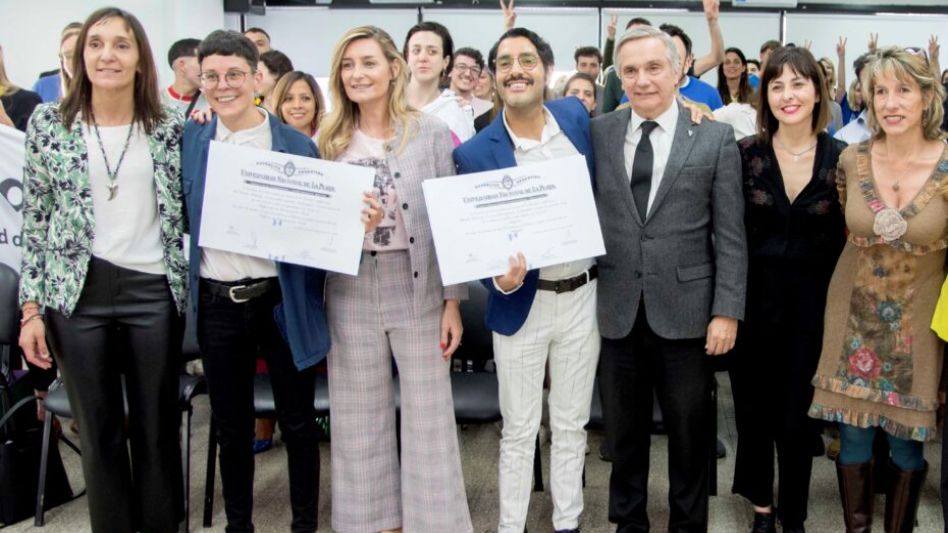 "Profesore" y "abogade": la Universidad de La Plata entregó los primeros títulos no binarios
