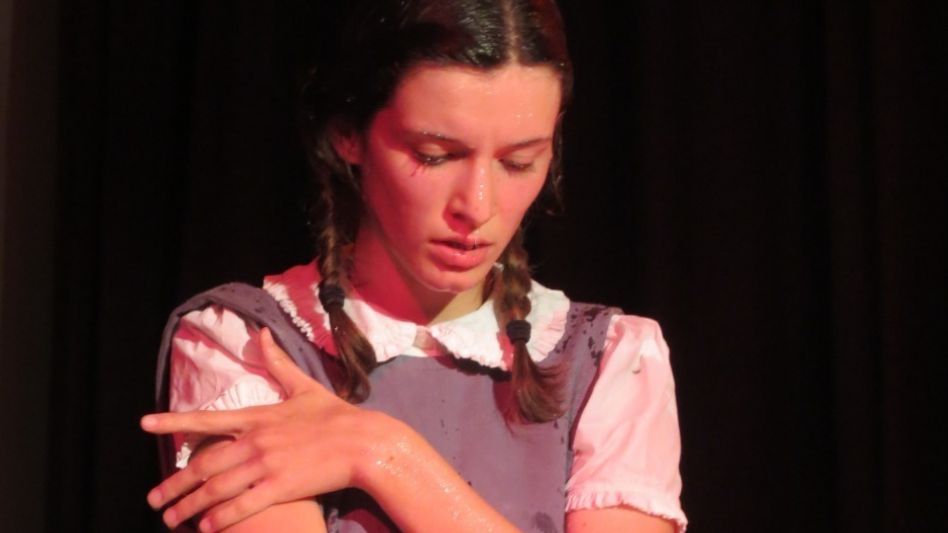 El bailarín azuleño Je Paz trae la danza zonal al espacio escénico de la Salita y el domingo arriba con Chocolate Amargo una excelente propuesta del teatro independiente provincial.