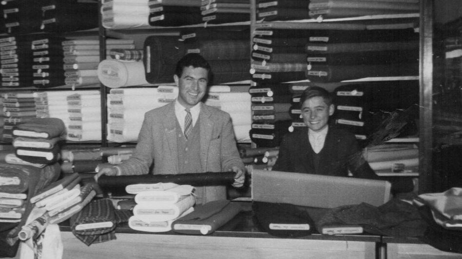 Armando Valle, en uno de los mostradores de la tienda Las Vegas, junto a Juan Carlos Monticelli, a principios de los 60. FOTO GENTILEZA FAMILIA VALLE