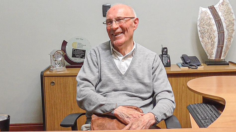 Armando Valle, de 82 años y con más de sesenta como empleado mercantil.