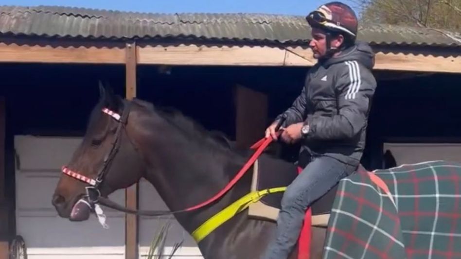 Hasta fin de año el látigo cordobés conducirá al crack de la recta. Foto GENTILEZA PASIÓN TURFISTÍCA