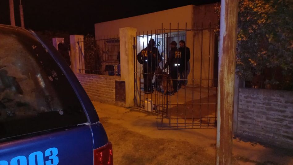Una casa situada en el Barrio Del Carmen, sobre la calle Neuquén, es el inmueble donde la joven cumple arresto domiciliario.