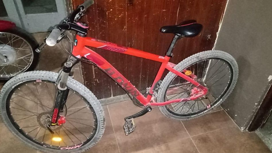 La bicicleta que la Policía recuperó cuando el mayor y el menor fueron arrestados durante las primeras horas de ayer, instantes más tarde a sucedido este robo. EPDS AZUL/PBA