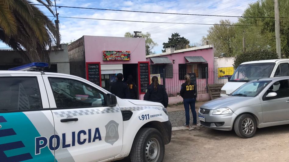 Policías de la DDI Azul, contando con apoyo de efectivos de seccionales de esta ciudad y la zona, realizaron los procedimientos. FOTOS: DDI AZUL/PBA