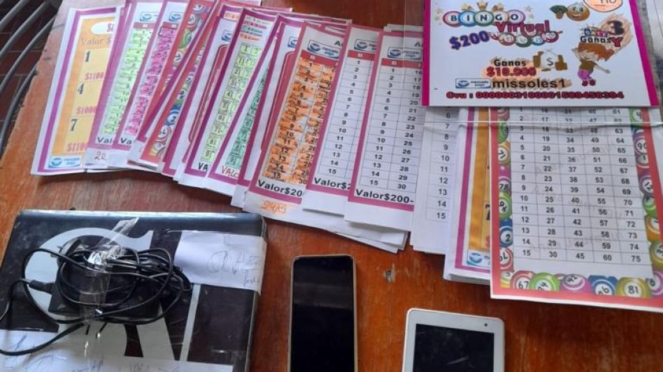 Teléfonos celulares, computadoras portátiles, cartones de bingo y dinero en efectivo, entre otros elementos, se secuestraron durante las diligencias realizadas por personal policial. FOTOS: DDI AZUL/P