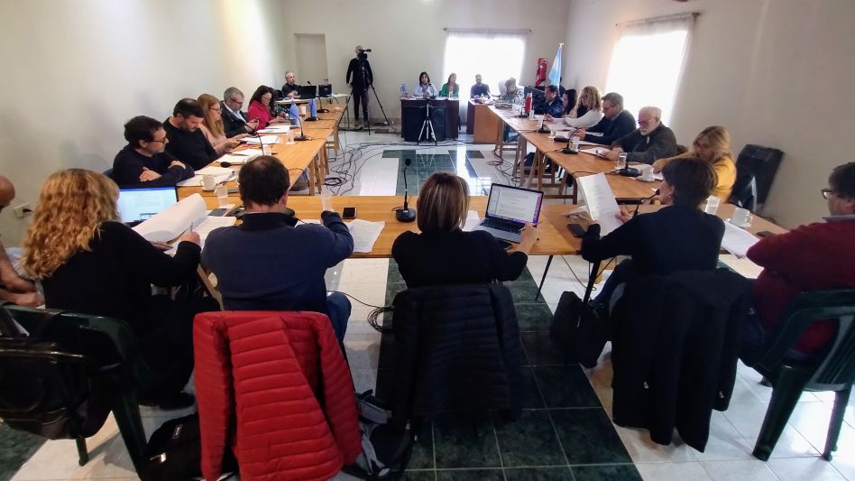 Los ediles azuleños durante un tramo de la sesión que se realizó el martes pasado en la localidad de Cacharí.