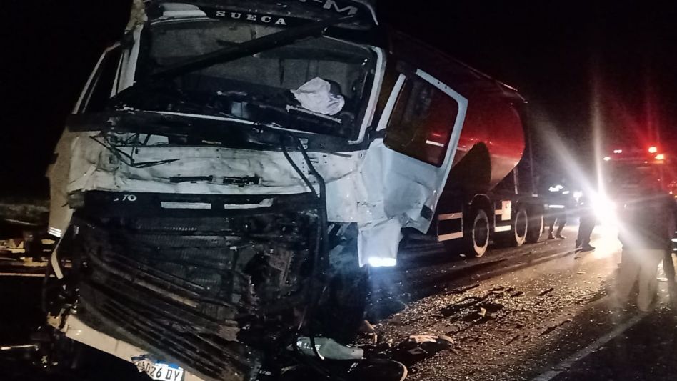 A causa de este siniestro vial la Ruta 3 estuvo durante varias horas interrumpida al tránsito vehicular. FOTOS: EPDS AZUL/PBA