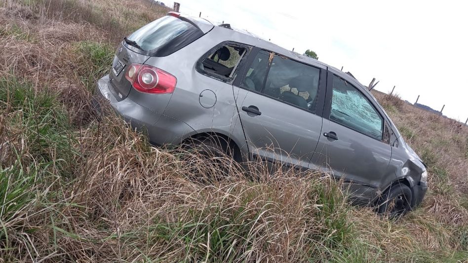 La mujer que falleció guiaba una Volkswagen Surán que se despistó ayer en la Ruta 50, en el tramo que une a las ciudades de Ayacucho y Rauch. FOTO: LA VERDAD/AYACUCHO