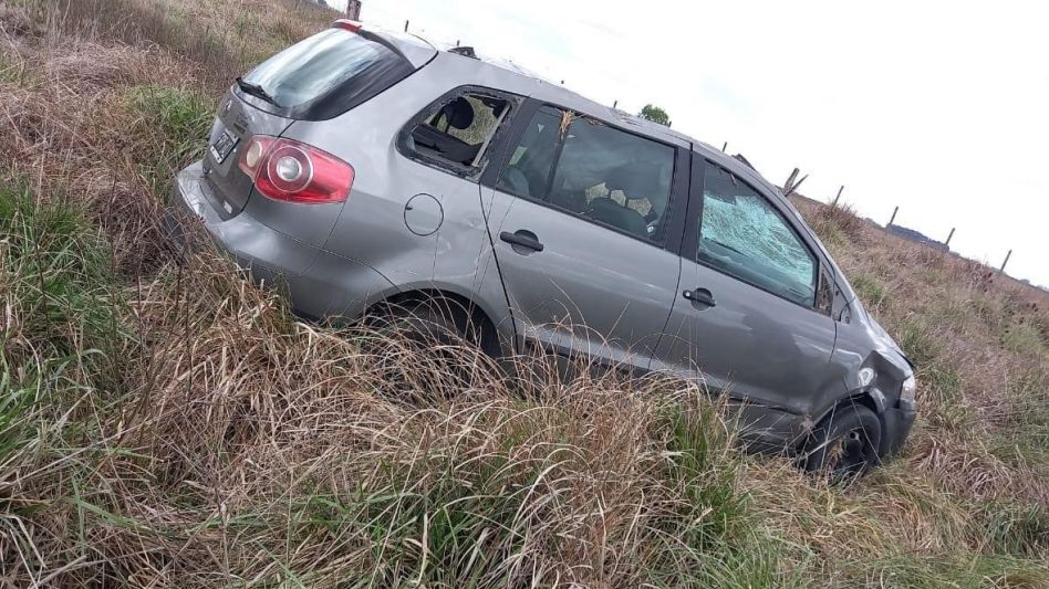 La azuleña que anteayer murió en un siniestro vial conducía una Volkswagen Suran que se despistó y volcó en la Ruta 50. POLICÍA COMUNAL AYACUCHO/PBA 