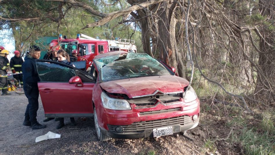 El estado en que quedó un Citroën C4 que ayer a la mañana chocó contra un árbol, en la Ruta 51. Un hombre y su esposa murieron. Y otra mujer resultó lesionada. POLICÍA COMUNAL TAPALQUÉ/PBA