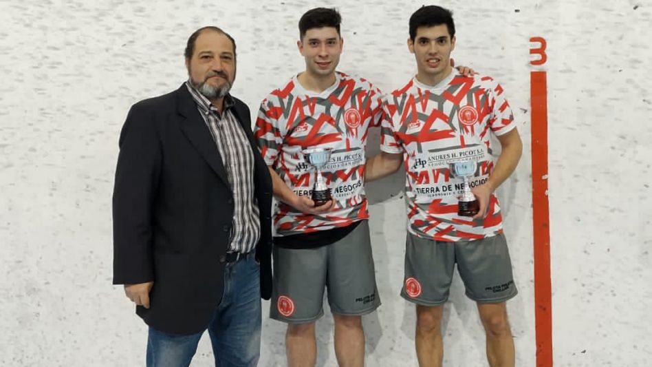 La pareja de pelotaris de Huracán de Chillar, compuesta por Nicolás Berruezo y Camilo Ibarra, buscará ganar la fecha para seguir con su objetivo de regresar a la Elite. Foto: GENTILEZA FPPBA.