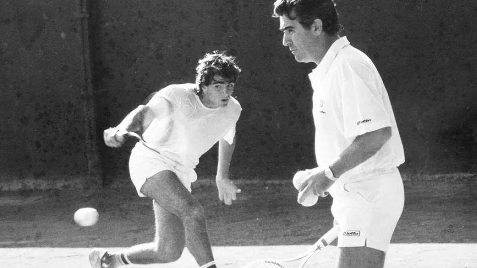 Guillermo Pérez Roldán, entrenando junto a su papá. HISTORIA DEL TENIS EN LA ARGENTINA/R. ANDERSEN Y E. PUPPO  