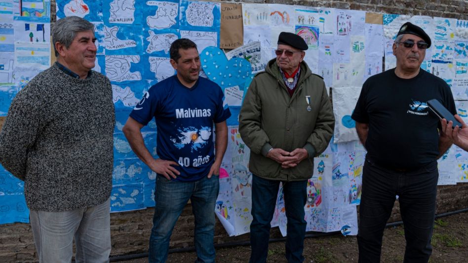 Jorge Ríos, Federico Farinella, Tomás Fox y Jorge Farinella ayer cuando hablaron con este diario sobre la entrega de las cartas respondidas por los veteranos de Malvinas.