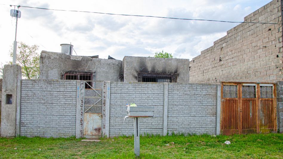 La vivienda donde este luctuoso suceso se produjo en las primeras horas de este domingo que pasó, situada sobre la prolongación Norte de la calle Cáneva.  NACHO CORREA