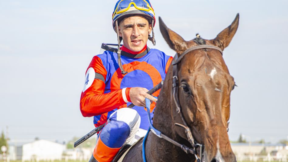 Energetics, con la monta del jockey Leandro Paiz alcanzó una sólida victoria en carrera principal del hipódromo de Azul. Foto: Nacho Correa.