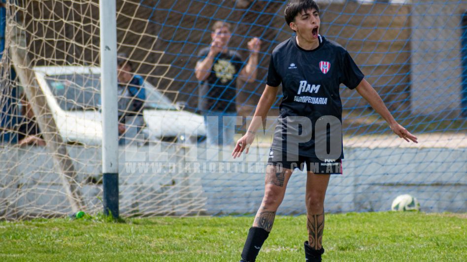 Micaela Viva festeja uno de sus tres goles, en la victoria de Porteño ante Cemento por 3 a 1. Foto: Nicolás Murcia.