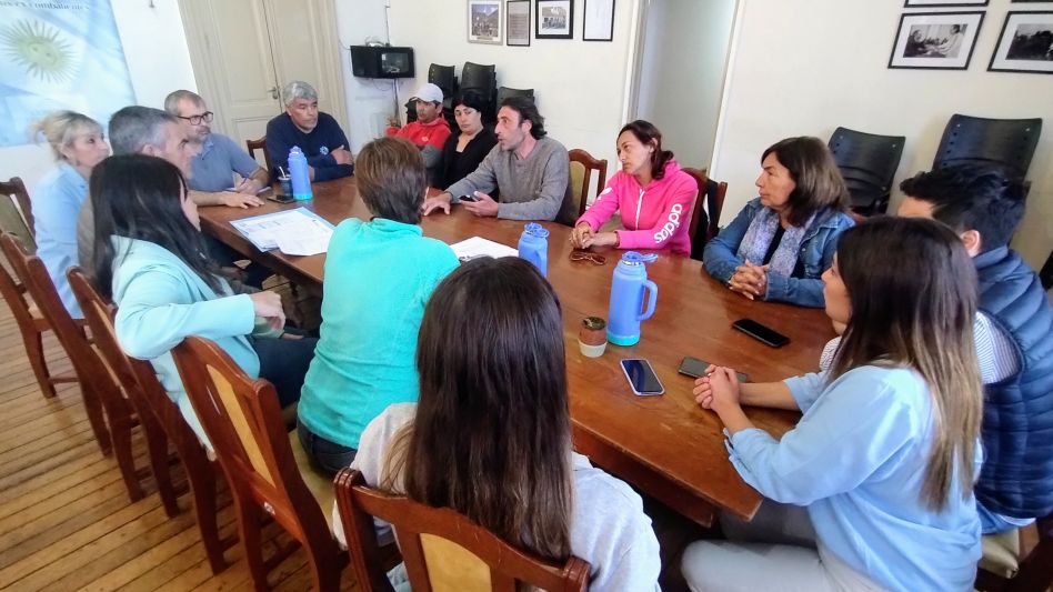 El encuentro con los concejales tuvo lugar a partir del reclamo que vienen realizando sobre la obra de tendido de agua potable en la zona. PRENSA CONCEJO DELIBERANTE