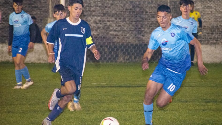 La Sub 15 que dirige Genco (derecha) igualó sin goles frente a sus pares de Olavarría. Hoy se jugará la revancha. Foto: archivo - Nacho Correa.