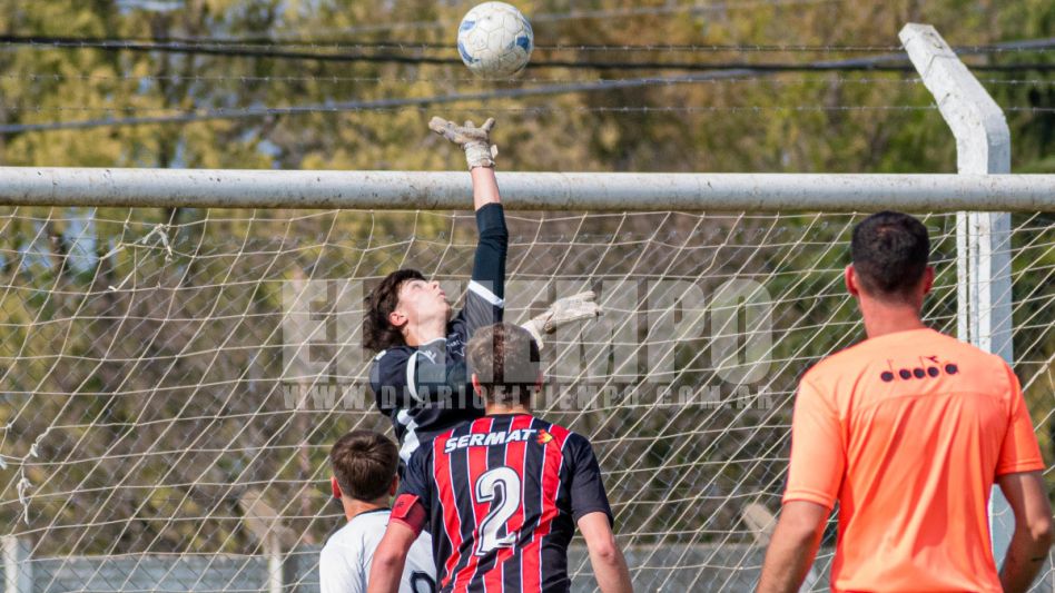 Chacarita venció a Athletic por 3 a 0 y sigue siendo el único puntero en Séptima. Foto: Nicolás Murcia.