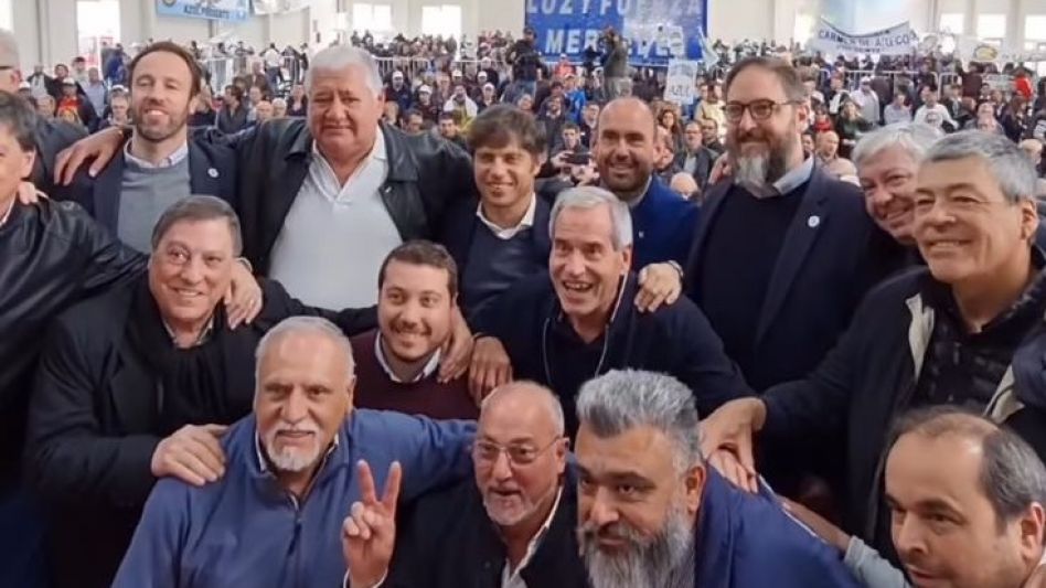 El gobernador Kicillof junto a dirigentes de Luz y Fuerza, entre ellos el azuleño Juan Ignacio Ripoli.  