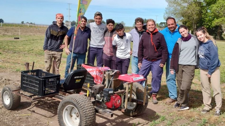  El equipo de trabajo durante la prueba del prototipo que se realizó ayer en la Chacra Experimental de la Facultad de Agronomía UNICEN.    PRENSA/UNICEN