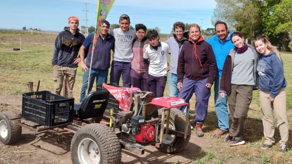  El equipo de trabajo durante la prueba del prototipo del agilizador de cosecha para ensayos de espárragos verdes que se realizó en la Chacra Experimental de la Facultad de Agronomía de la UNICEN.    