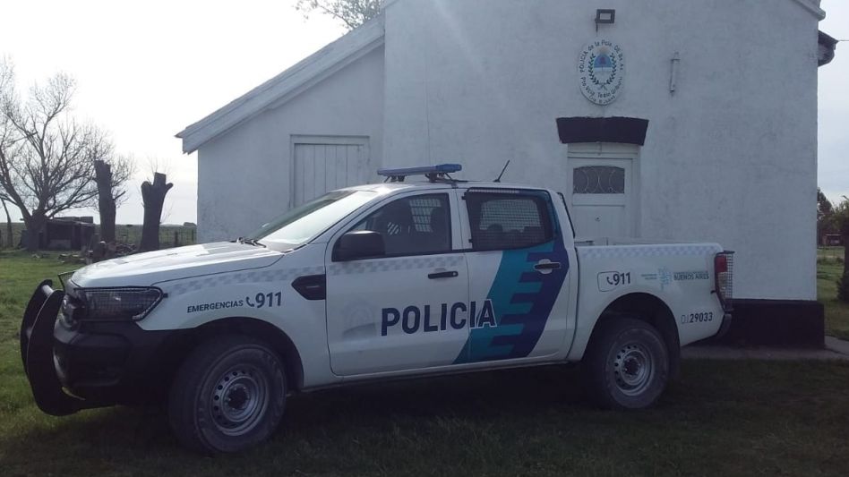 Marini hizo entrega de los nuevos móviles destinados a los destacamentos policiales ubicados en las localidades de Villa Cacique-Barker y Tedín Uriburu. PRENSA MUNICIPALIDAD DE BENITO JUÁREZ