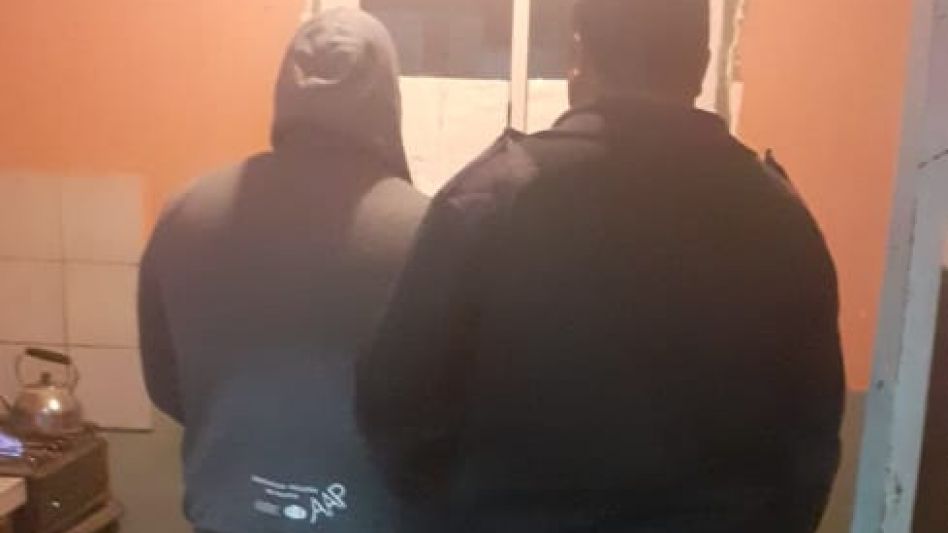 Acusado de haber robado en una casa, un joven continuaba ayer a la tarde privado de la libertad en la Seccional Primera de Policía. EPDS AZUL/PBA