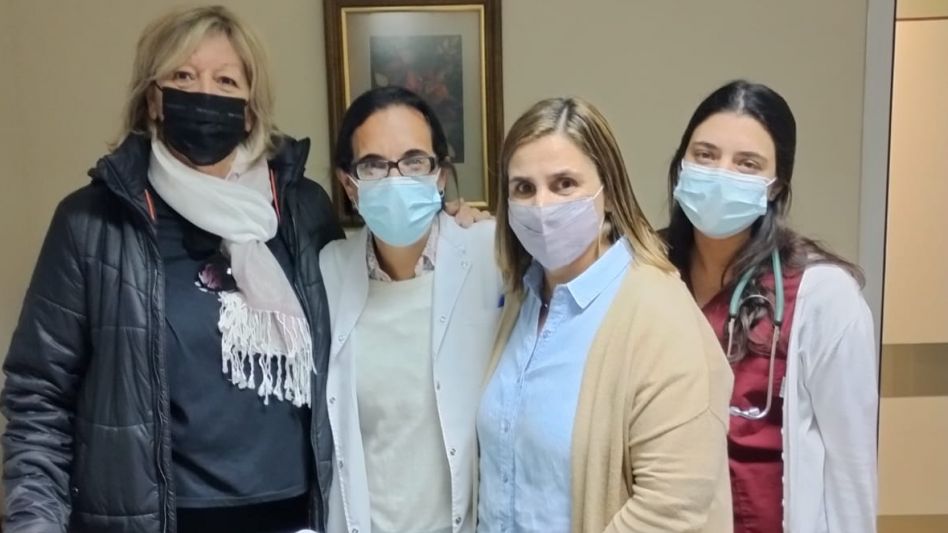  Integrantes de la Asociación Cooperadora del Hospital Pintos durante la entrega del equipamiento.