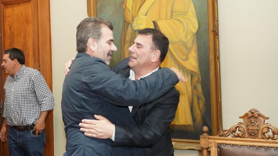 El legislador nacional Cristian Ritondo en su visita a Azul, saluda al intendente Hernán Bertellys.  FOTO PRENSA DIPUTADO RITONDO