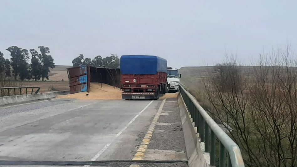  Cuatro camiones protagonizaron un choque por alcance, uno terminó cayendo desde un puente
