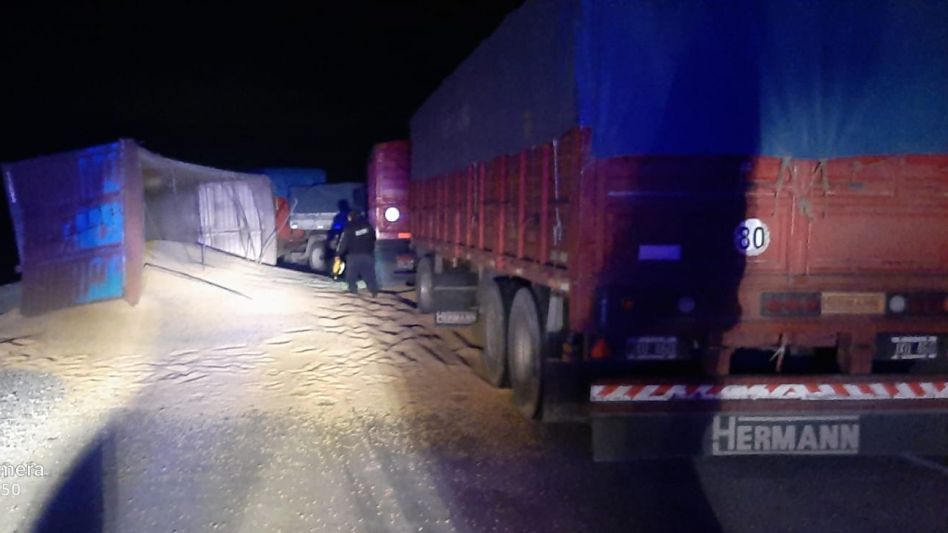  Cuatro camiones protagonizaron un choque por alcance, uno terminó cayendo desde un puente
