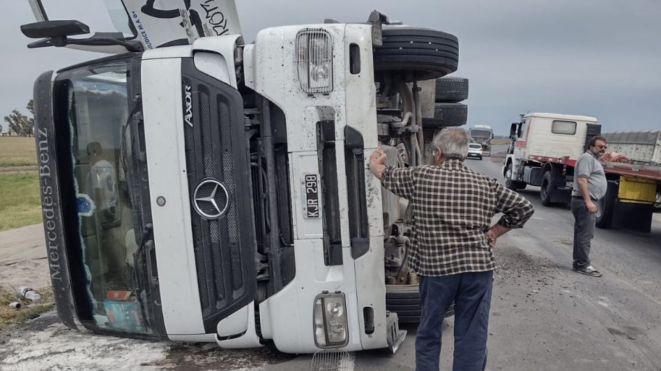 El siniestro vial se produjo hoy miércoles en el tramo de la Ruta 3 que une Azul con Cacharí. FOTOS: PBA