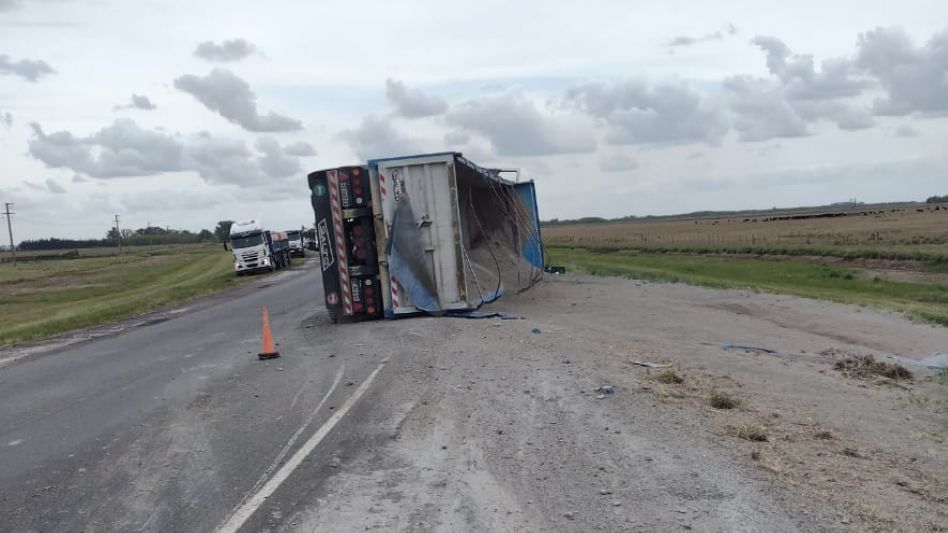  Volcó un camión y su conductor no sufrió lesiones